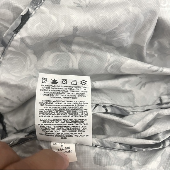 Nike Women’s Oversized Medium Floral Black and White Windbreaker Running Jacket - Picture 9 of 13